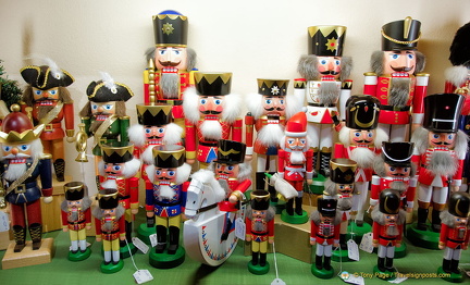 King nutcrackers of various sizes